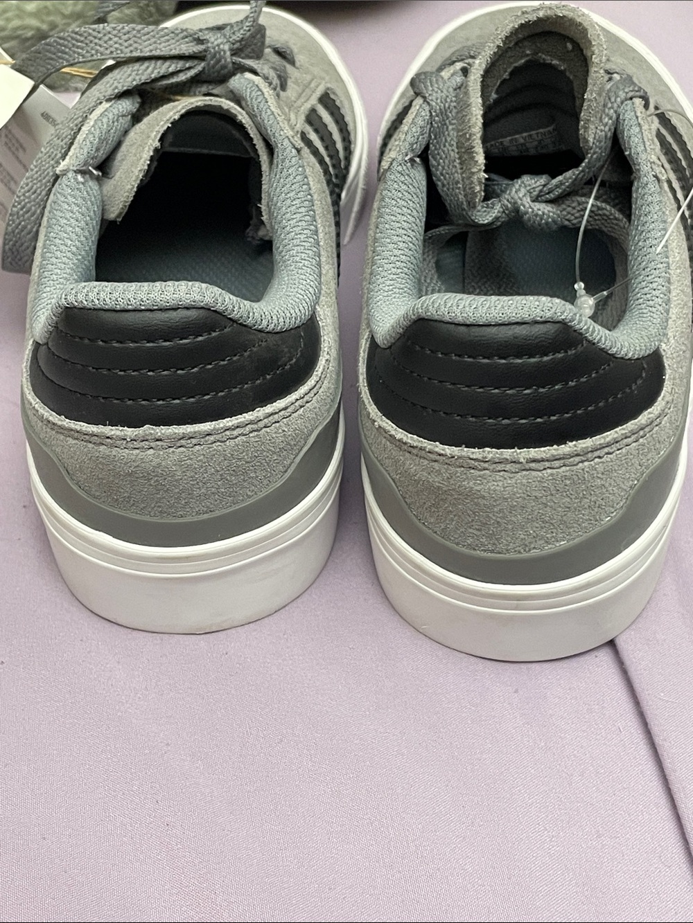 adidas youth big boys/men’s 4 women 5.5 Gray Suede Sneakers with Black Stripes - Picture 4 of 13